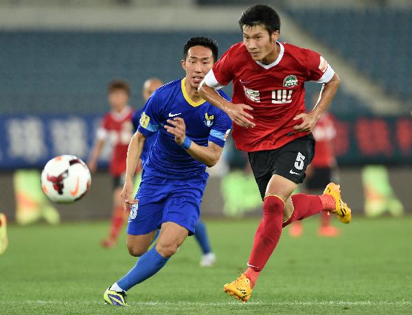 巴甲福塔莱萨门将在4名队友提醒下未注意身后对手，开球时遭抢断丢球