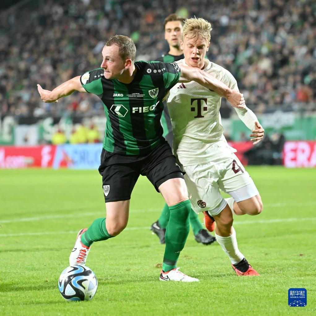 杠上！卡拉格喷费迪南德：草根代言人，怎么不聊聊世界杯票价（正面刚！卡拉格怼费迪南德：既是草根代言人，何不谈谈世界杯票价？）