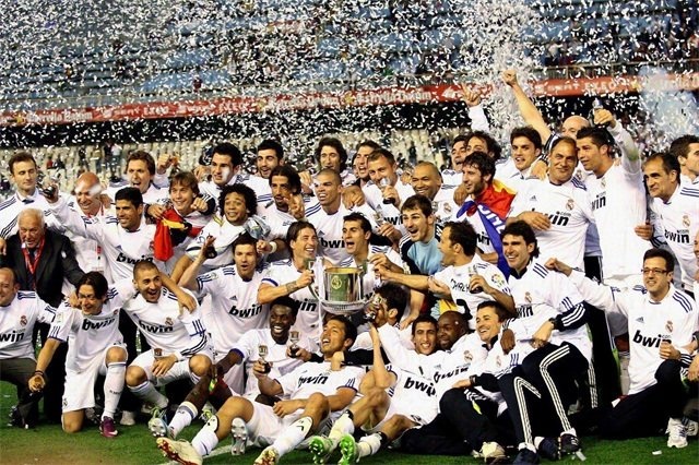 记者：球员间有梅西和德保罗这般挚友很棒，球队间有就很怪了