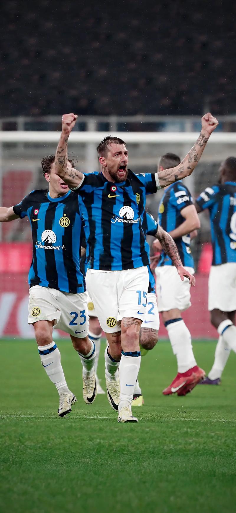 法兰克福球迷在诺坎普球场对巴萨支持者发动投掷袭击