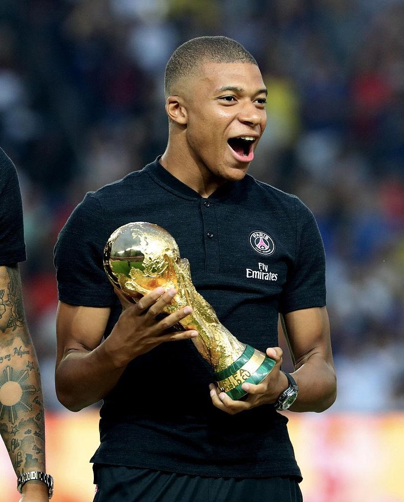 大谷翔平的宠物犬“Decoy”在领奖时意外走红，成为棒球界最知名的萌宠