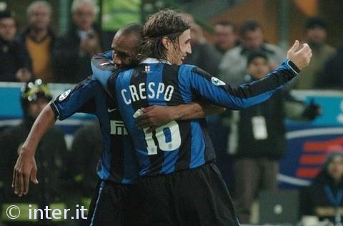 伊涅斯塔造访巴萨基地，与佩德里、费尔明、亚马尔合影