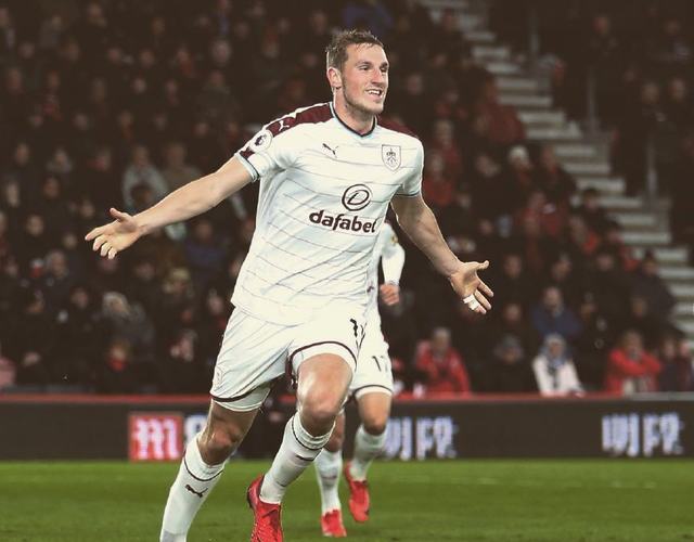 中超半场：加布里埃尔闪击破门，上海海港暂1-0大连英博（中超半场战报：加布里埃尔开场闪击，上海海港半场1-0领先大连英博）