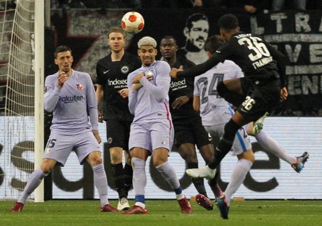 曼城大胜桑德兰，积分榜差距缩小