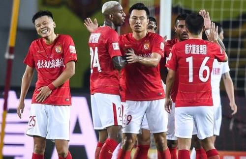 《球场安保往事：那些冲入赛场的疯狂球迷与突发状况》