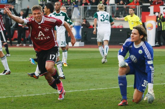 这脚任意球让门将都愣住了